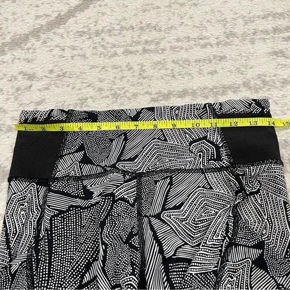 Lululemon Goal Crusher 7/8 Tight in Dottie Tribe White Black / Black - Picture 14 of 16